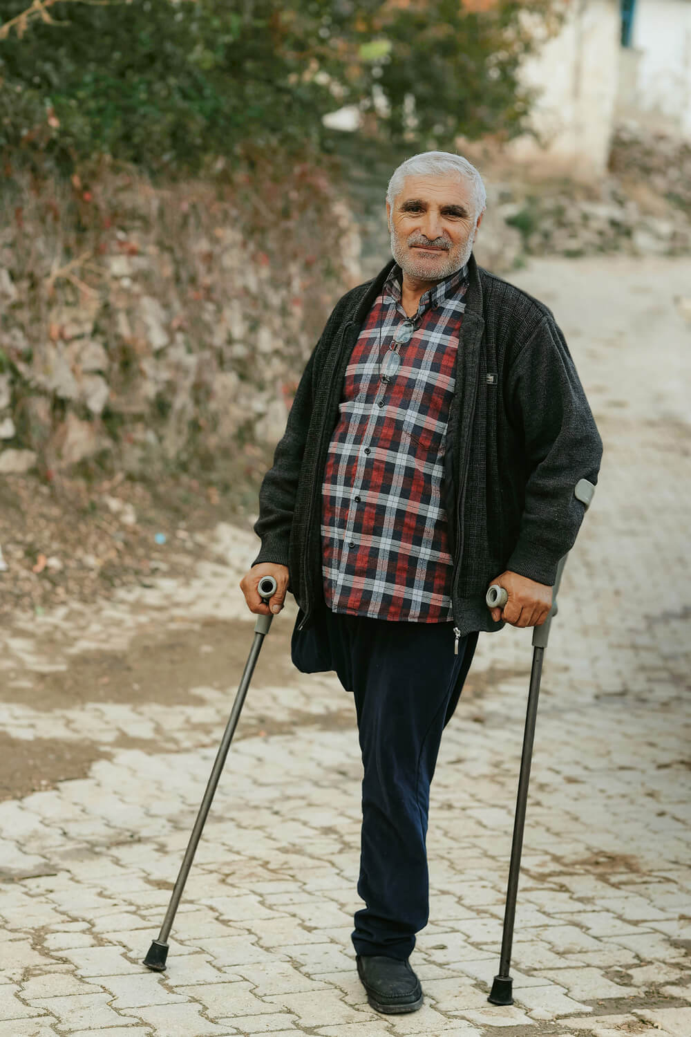 amputee using crutches